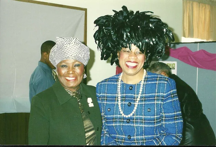 Pashion in her fabulous black hat.