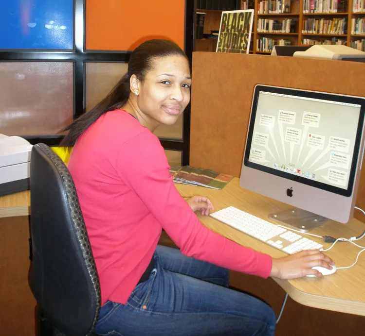 Elizabeth interning with Uncrowned Queens at the Kiosk, Merriweather Library.